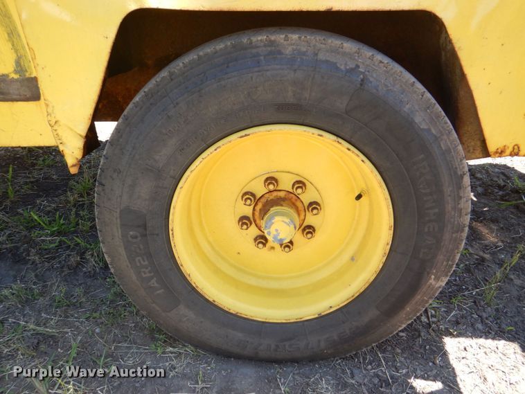 image for item MF9133 2006 Vermeer BC1800XL  wood chipper