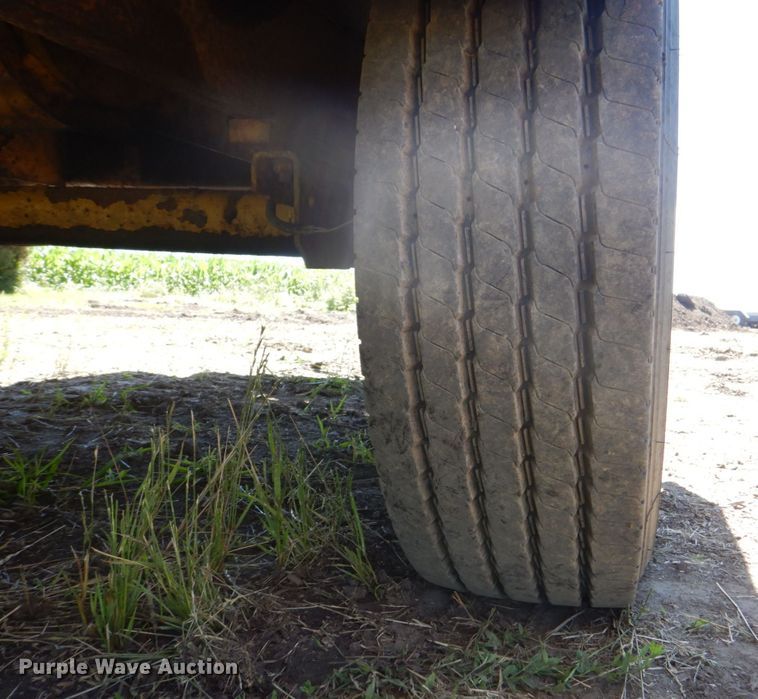 image for item MF9133 2006 Vermeer BC1800XL  wood chipper