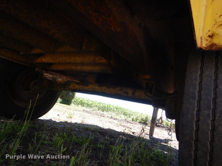 image for item MF9133 2006 Vermeer BC1800XL  wood chipper