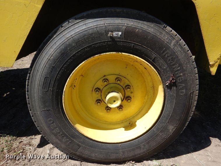 image for item MF9133 2006 Vermeer BC1800XL  wood chipper