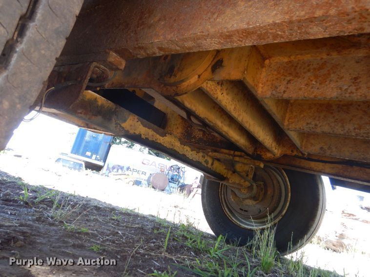 image for item MF9133 2006 Vermeer BC1800XL  wood chipper