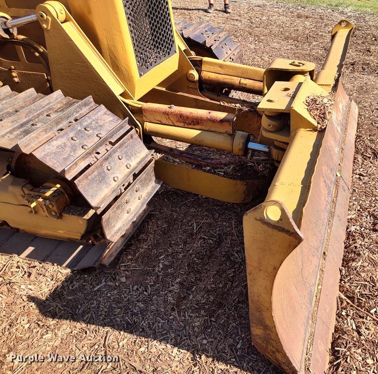 image for item MF9523 1984 Caterpillar D3B  dozer
