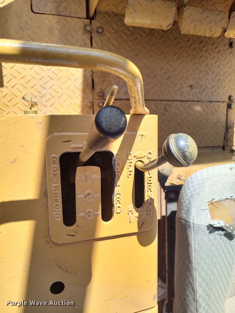 image for item MF9523 1984 Caterpillar D3B  dozer