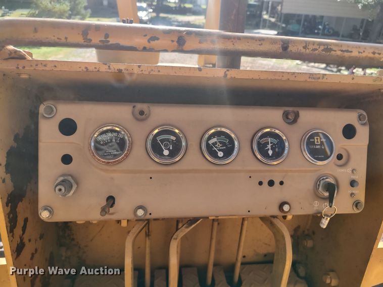 image for item MF9523 1984 Caterpillar D3B  dozer