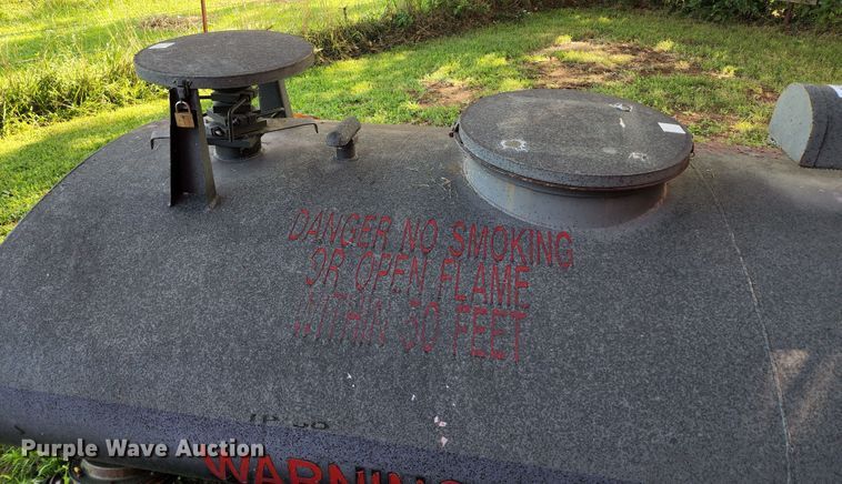 image for item DL6633 Fuel tank trailer