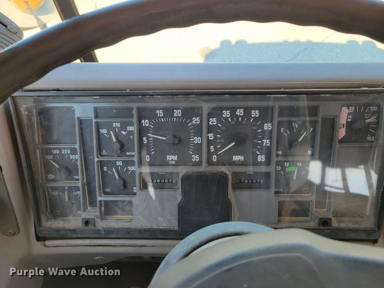 image for item DM2373 2001 International Genesis  school bus