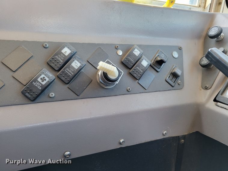 image for item DM2373 2001 International Genesis  school bus