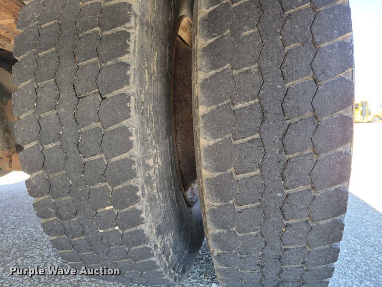 image for item DM2373 2001 International Genesis  school bus