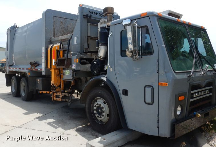 image for item DN1628 2014 Mack LEU613  refuse truck