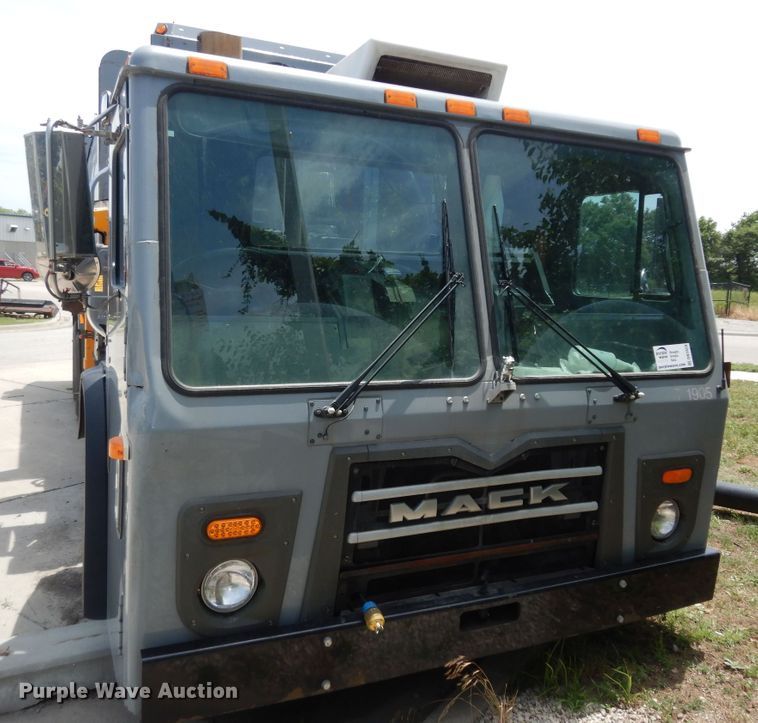 image for item DN1628 2014 Mack LEU613  refuse truck
