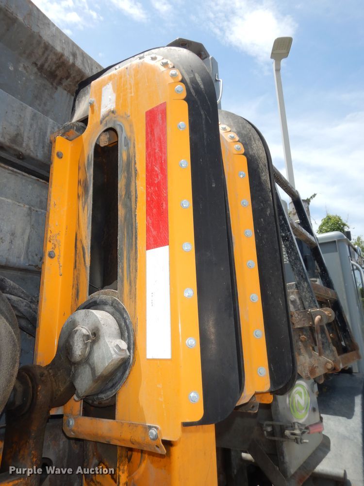 image for item DN1628 2014 Mack LEU613  refuse truck