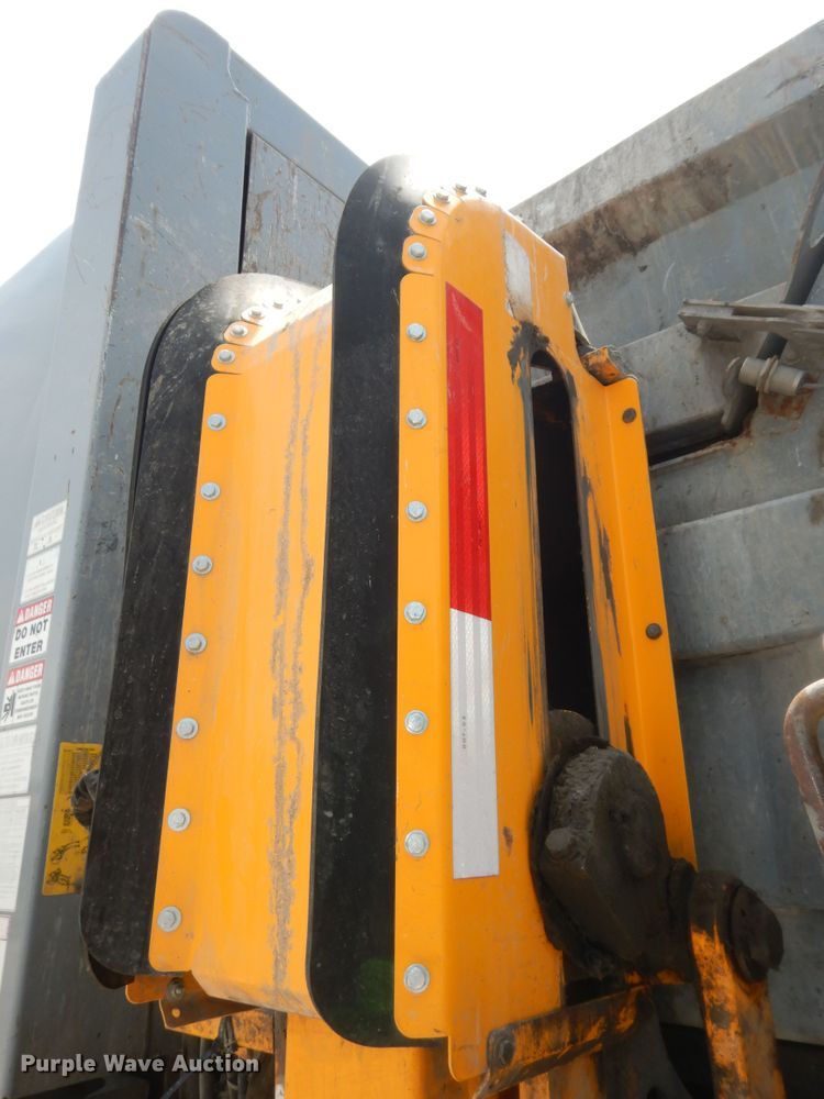 image for item DN1628 2014 Mack LEU613  refuse truck