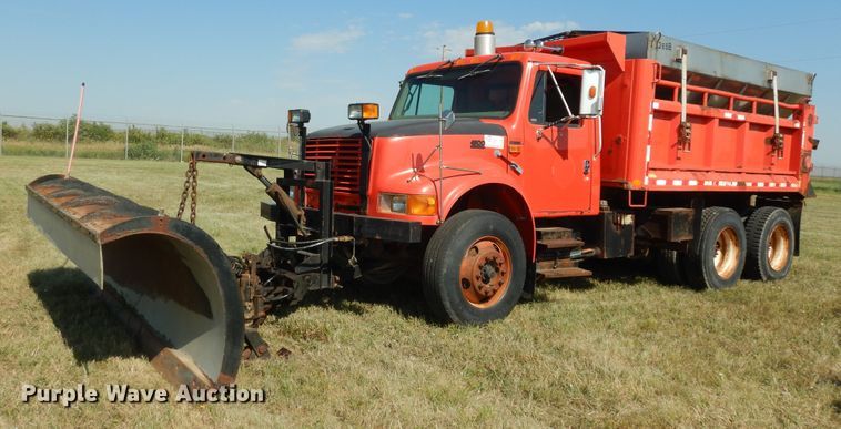image for item DN1661 1999 International 4900  dump truck