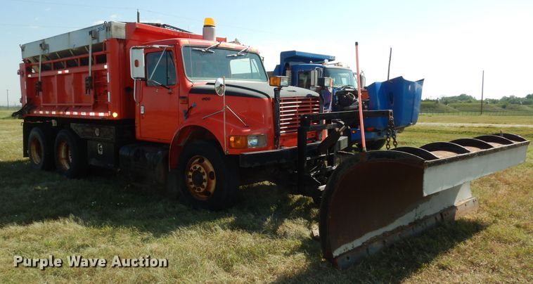 image for item DN1661 1999 International 4900  dump truck