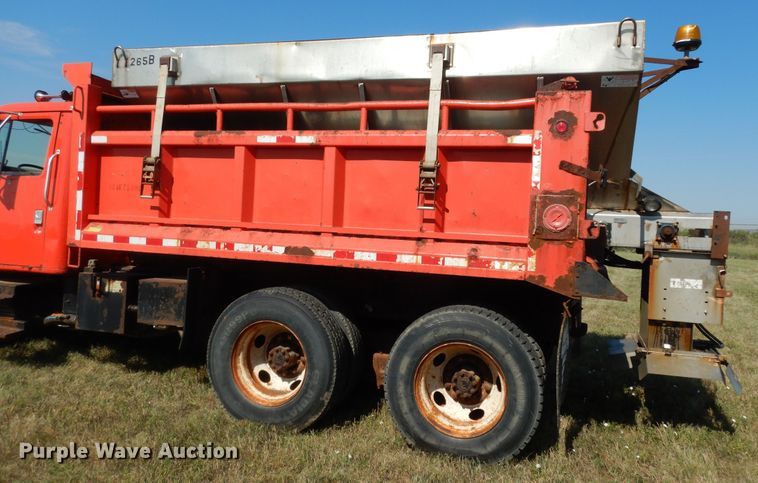 image for item DN1661 1999 International 4900  dump truck
