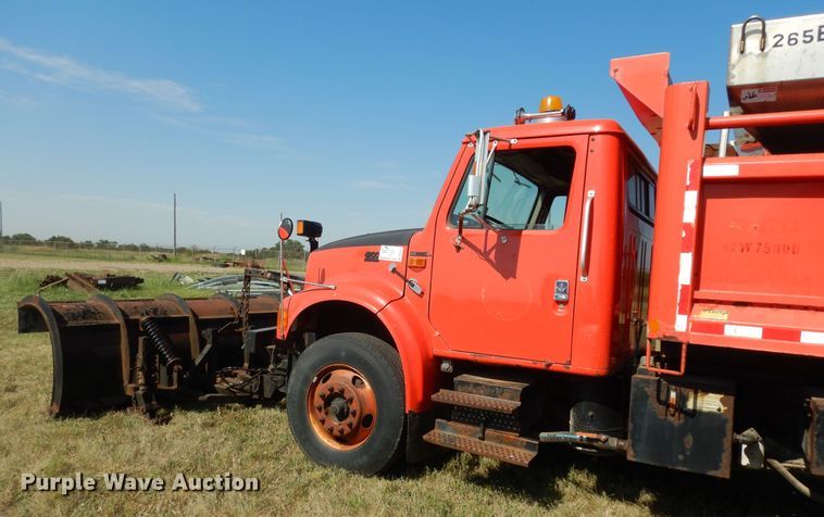 image for item DN1661 1999 International 4900  dump truck