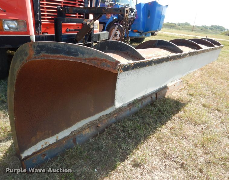 image for item DN1661 1999 International 4900  dump truck