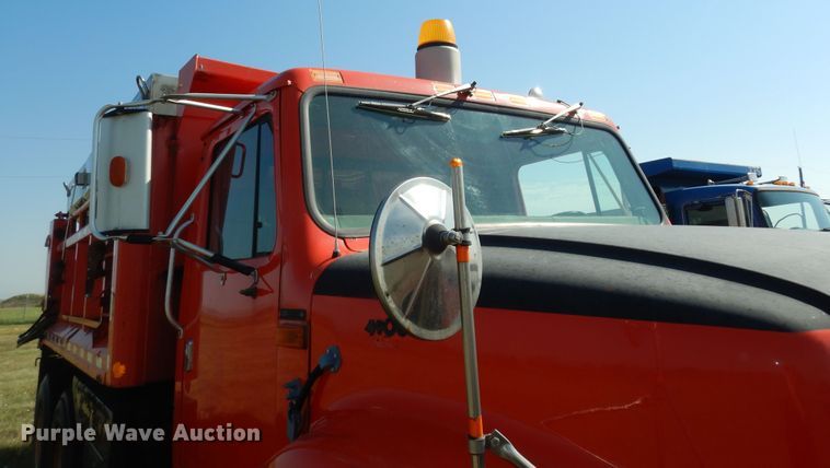 image for item DN1661 1999 International 4900  dump truck