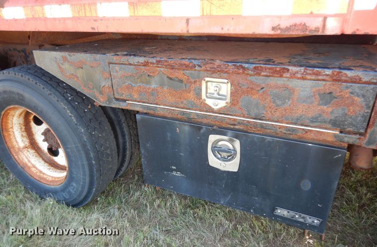 image for item DN1661 1999 International 4900  dump truck