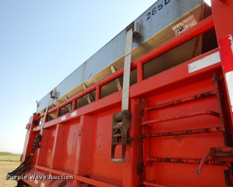 image for item DN1661 1999 International 4900  dump truck