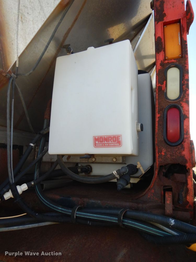 image for item DN1661 1999 International 4900  dump truck