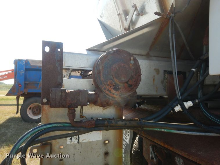 image for item DN1661 1999 International 4900  dump truck