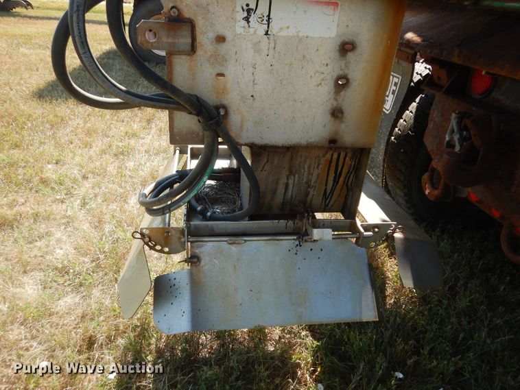 image for item DN1661 1999 International 4900  dump truck