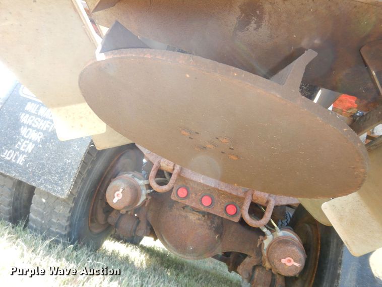 image for item DN1661 1999 International 4900  dump truck