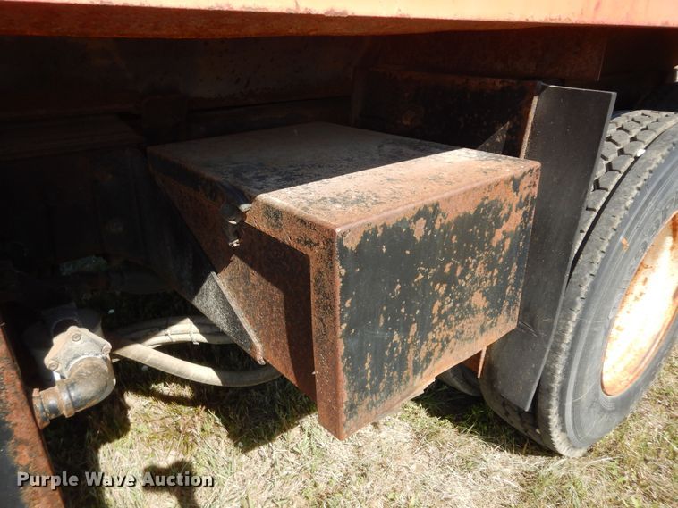 image for item DN1661 1999 International 4900  dump truck