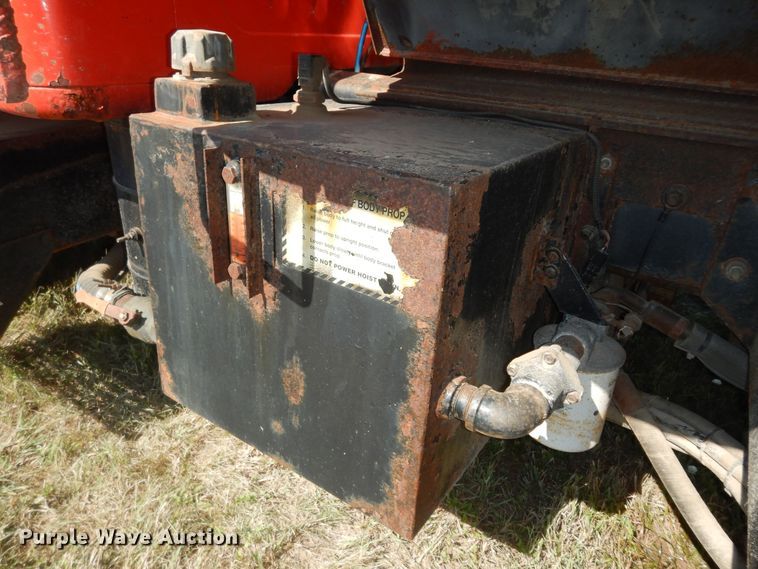 image for item DN1661 1999 International 4900  dump truck