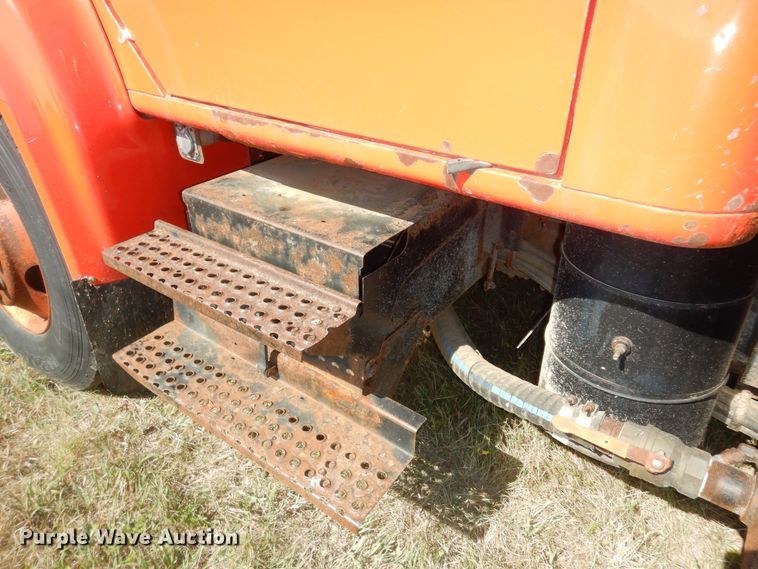 image for item DN1661 1999 International 4900  dump truck