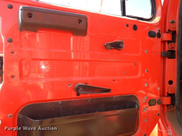 image for item DN1661 1999 International 4900  dump truck