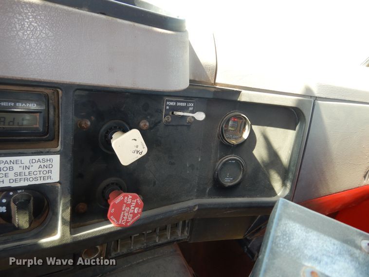 image for item DN1661 1999 International 4900  dump truck