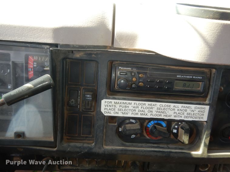 image for item DN1661 1999 International 4900  dump truck