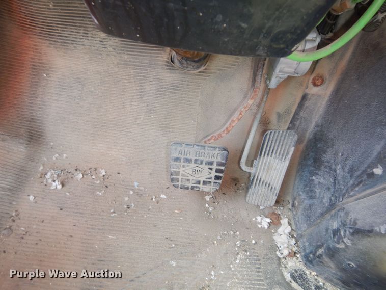 image for item DN1661 1999 International 4900  dump truck