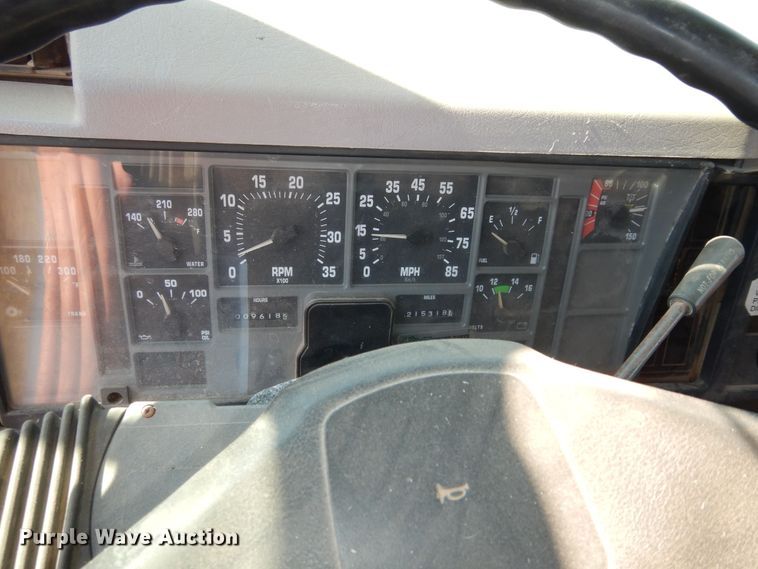 image for item DN1661 1999 International 4900  dump truck