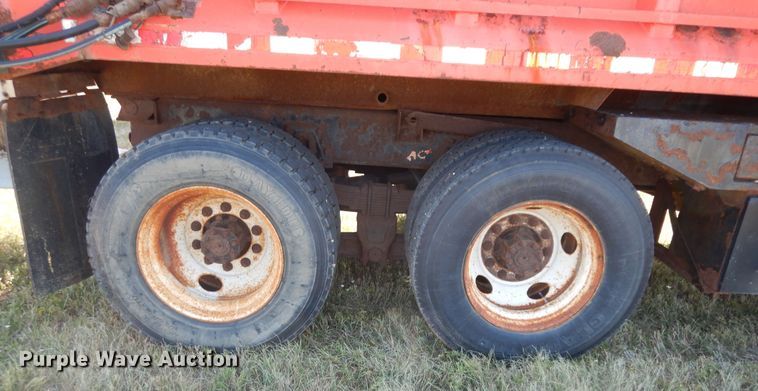 image for item DN1661 1999 International 4900  dump truck