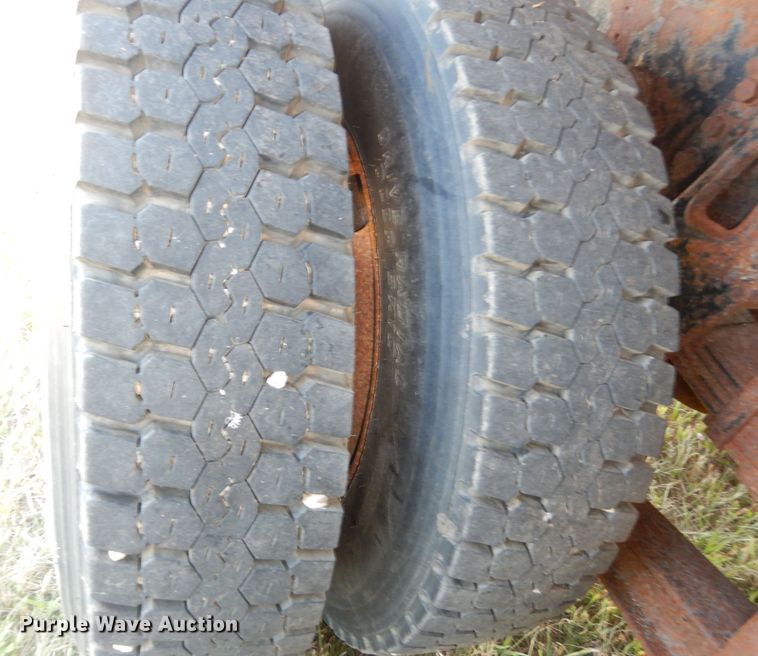 image for item DN1661 1999 International 4900  dump truck