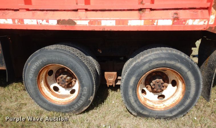 image for item DN1661 1999 International 4900  dump truck