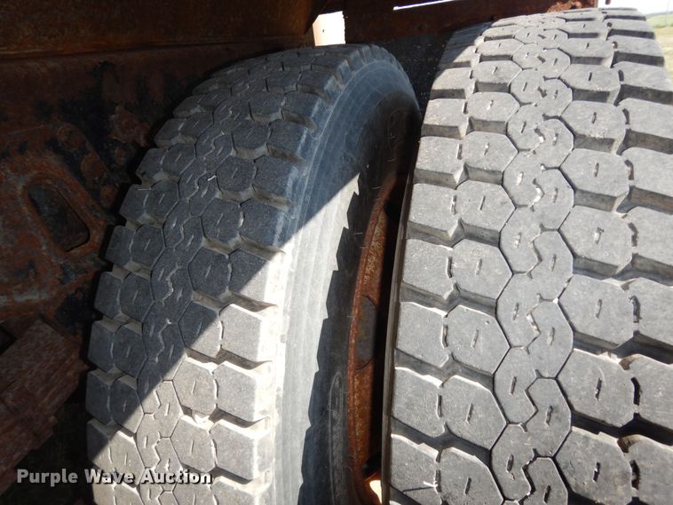 image for item DN1661 1999 International 4900  dump truck