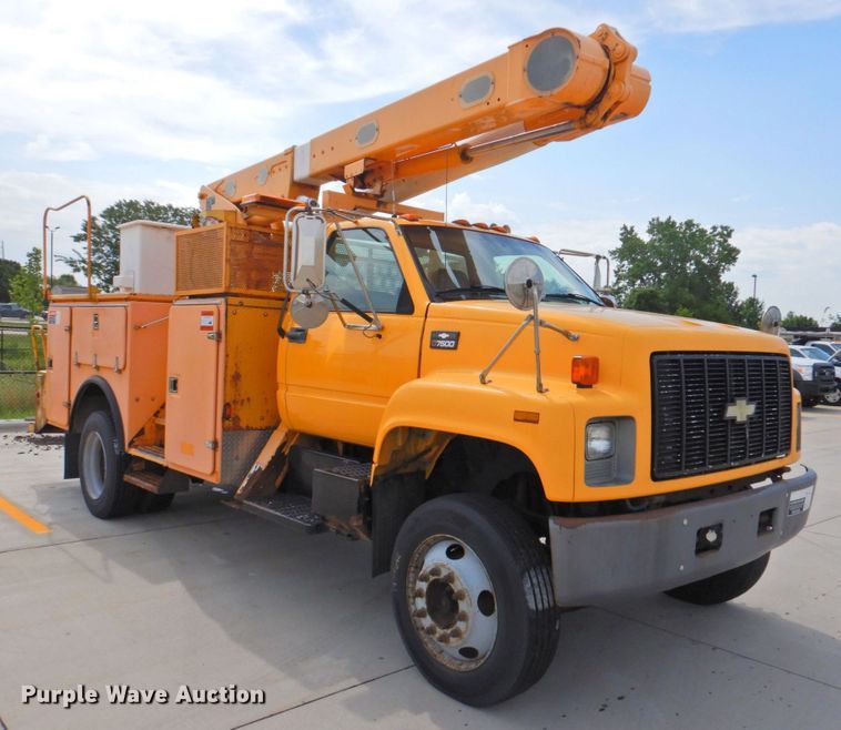 image for item DP4381 2002 Chevrolet C7500  bucket truck