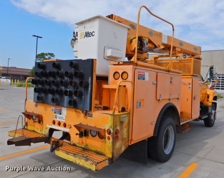 image for item DP4381 2002 Chevrolet C7500  bucket truck