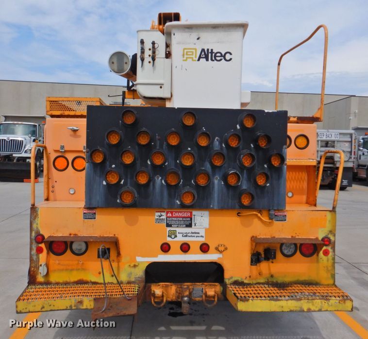 image for item DP4381 2002 Chevrolet C7500  bucket truck