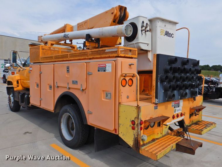 image for item DP4381 2002 Chevrolet C7500  bucket truck