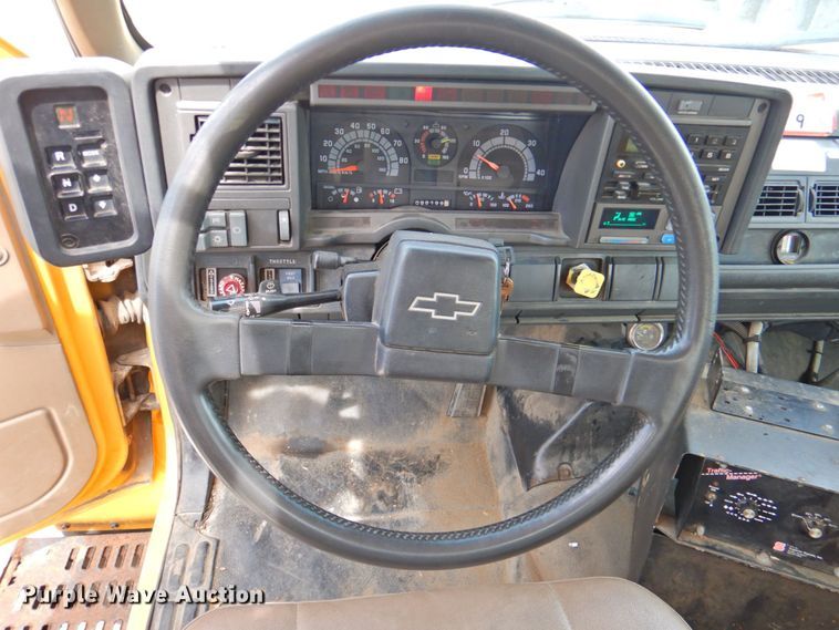 image for item DP4381 2002 Chevrolet C7500  bucket truck