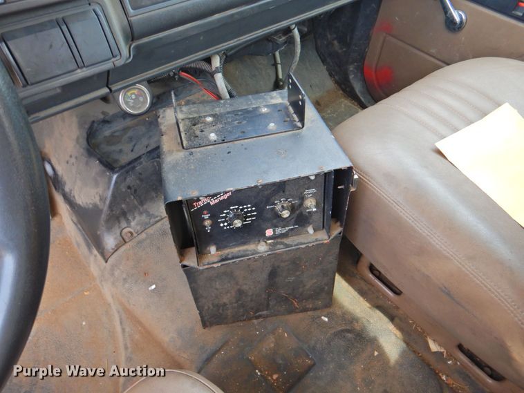 image for item DP4381 2002 Chevrolet C7500  bucket truck