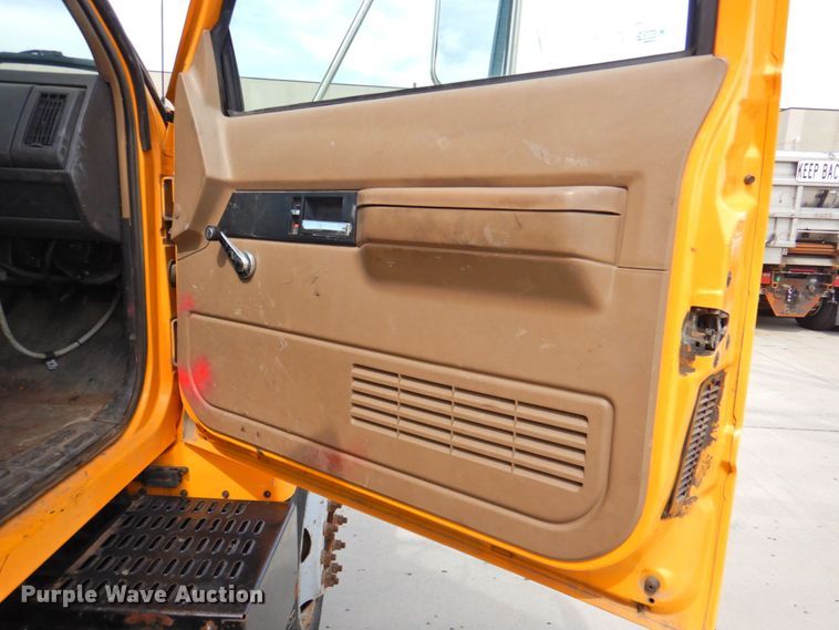 image for item DP4381 2002 Chevrolet C7500  bucket truck