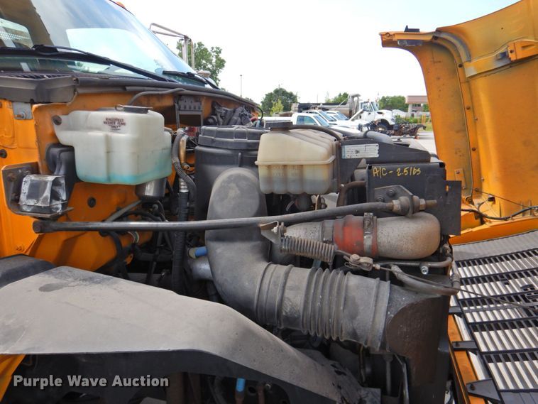image for item DP4381 2002 Chevrolet C7500  bucket truck