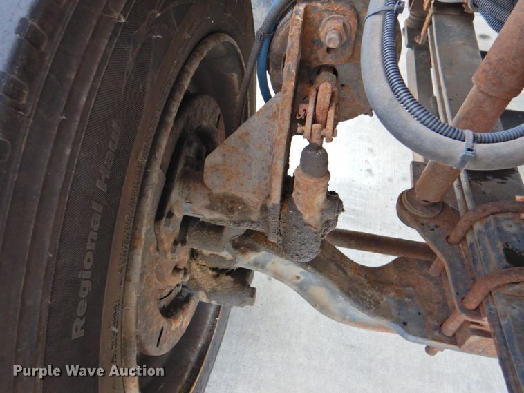 image for item DP4381 2002 Chevrolet C7500  bucket truck