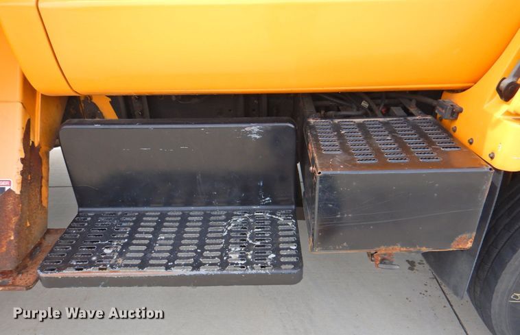 image for item DP4381 2002 Chevrolet C7500  bucket truck